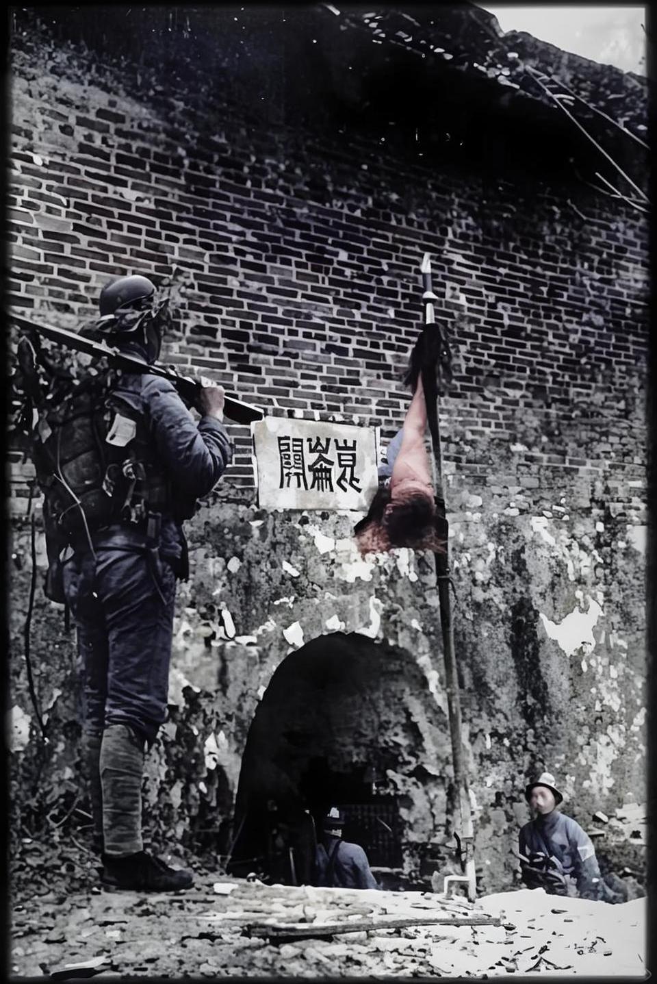 1939年12月31日，广西昆仑关前，关楼前不同方位站岗的三个守军，桂南会战，国