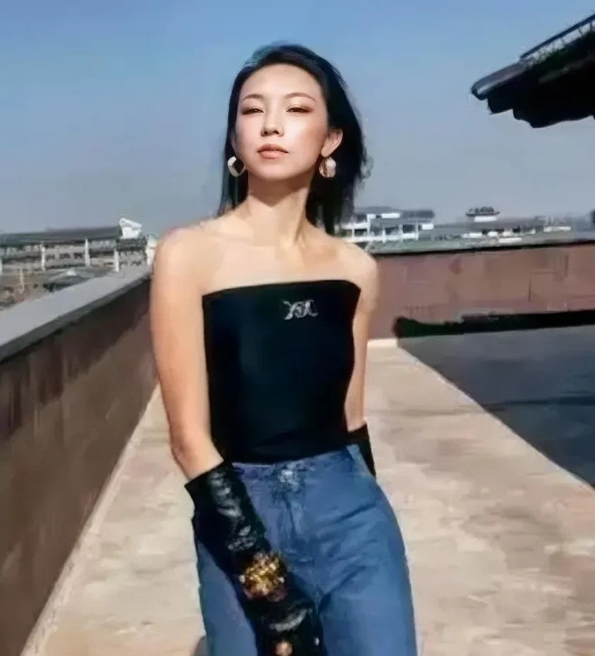 一位是从小家庭环境极其优渥，占尽资源和利益优势，高考179分读名校的委培生那尔那