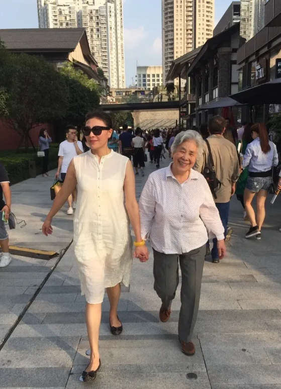 著名演员岳红昔日罕见带妈妈现身成都太古里逛街！画面中的岳红跟妈妈在逛街的画面看起