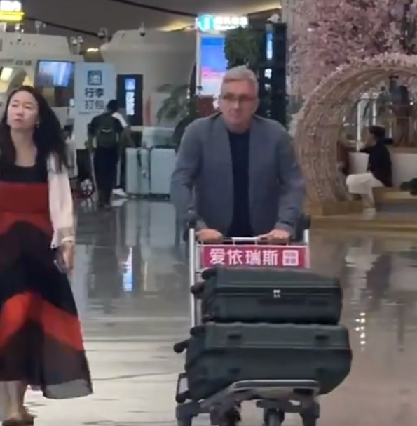 伊万正式离开中国，他于北京时间凌晨1点乘飞机前往卡塔尔。一个送机的人都没有，现场