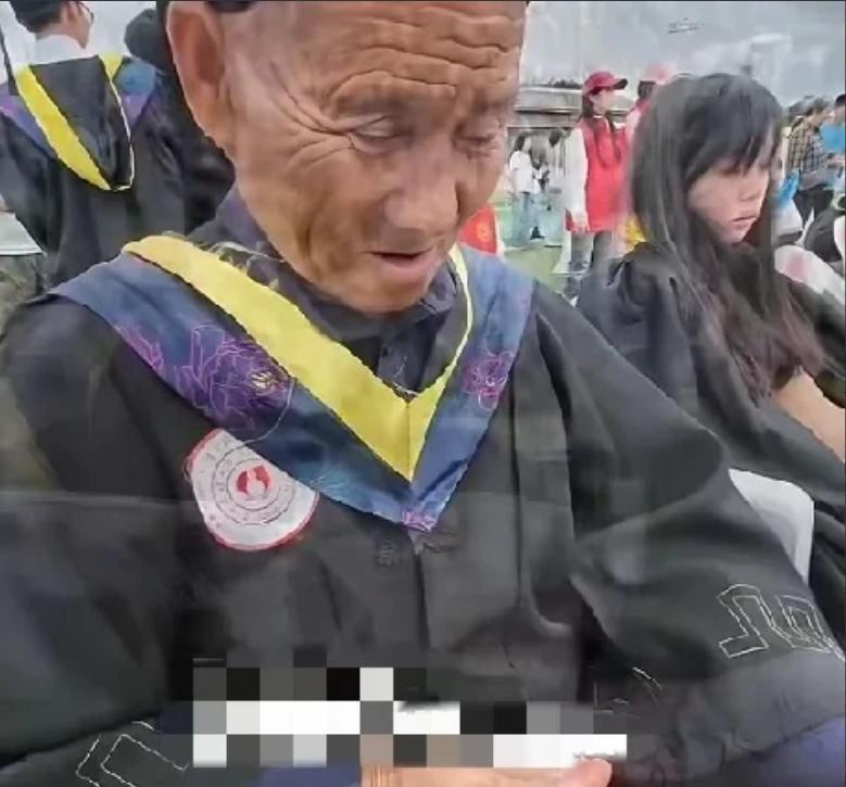 “泪目！”贵州贵阳，一本科毕业生“骗”农村70岁的父亲参加毕业典礼，怕父亲不来，