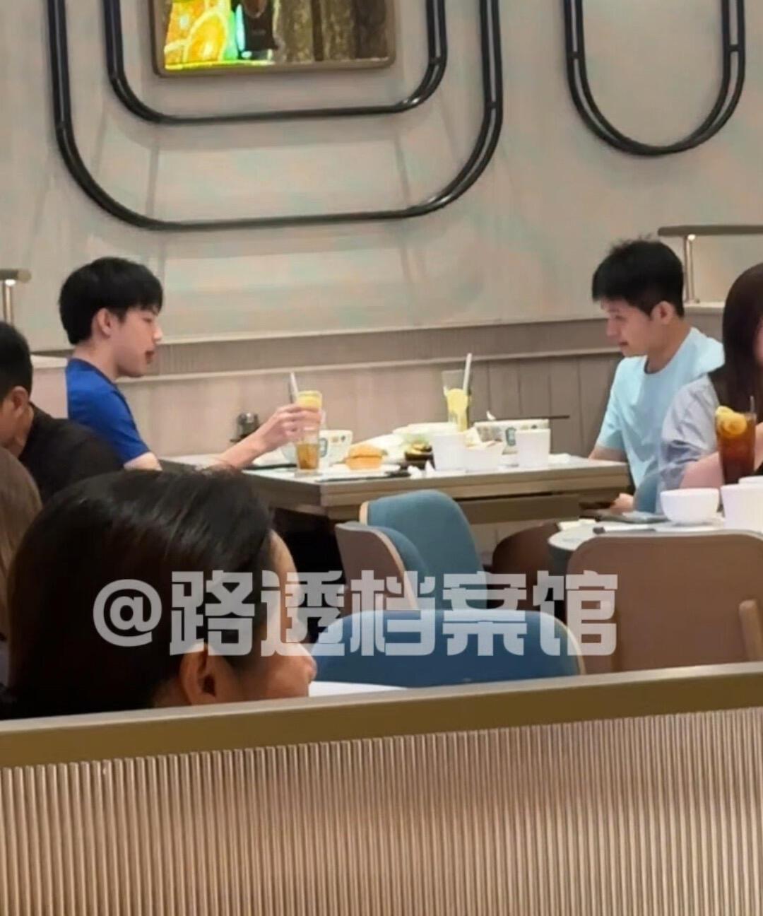 林诗栋和黄友政两个兄弟的就餐，感觉小石头像是大哥哥在给小黄复盘！
两个人之间也是