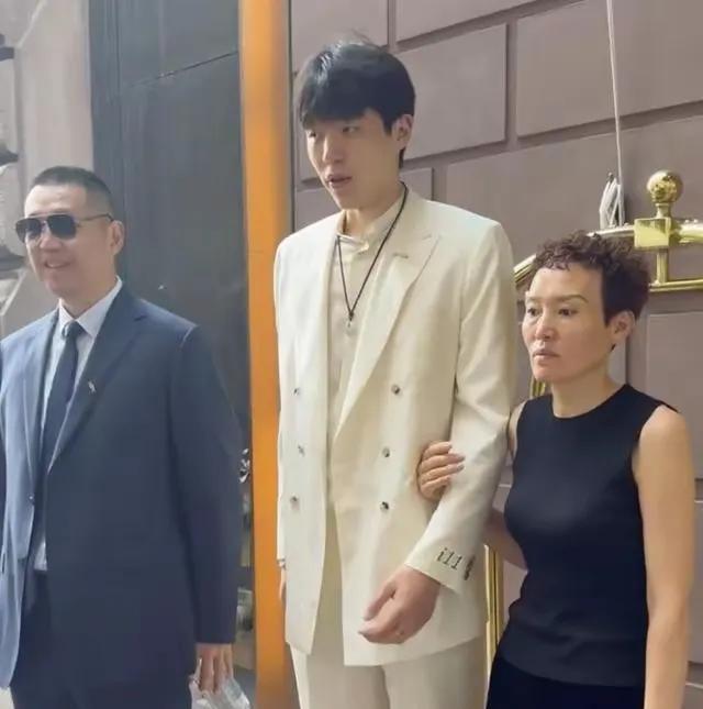 杨瀚森被开拓者第16顺位选中，证明了自己的实力得到了NBA的认可。于是有些媒体就