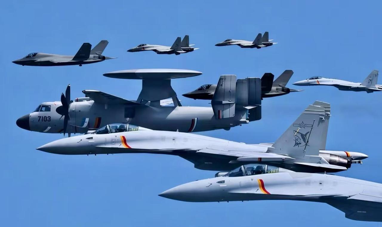 中国海军固定翼舰载机全家福！
从前往后分别是歼-15T，空警-600，歼-35和
