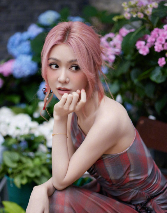 薛凯琪的粉色妆造，真的很不错！