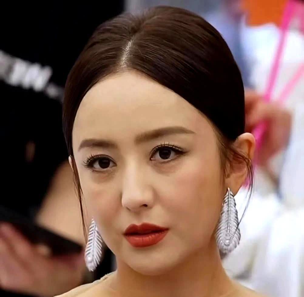 。

突然有点理解陈思诚了，佟丽娅哪哪都好，可她有个致命“缺点”——太能扛事