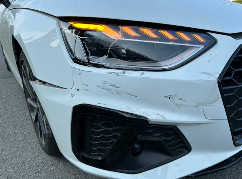 早上开车去上班路上，路口黄灯前车突然刹停，他刹停的位置已经过了停车线，我跟车太近