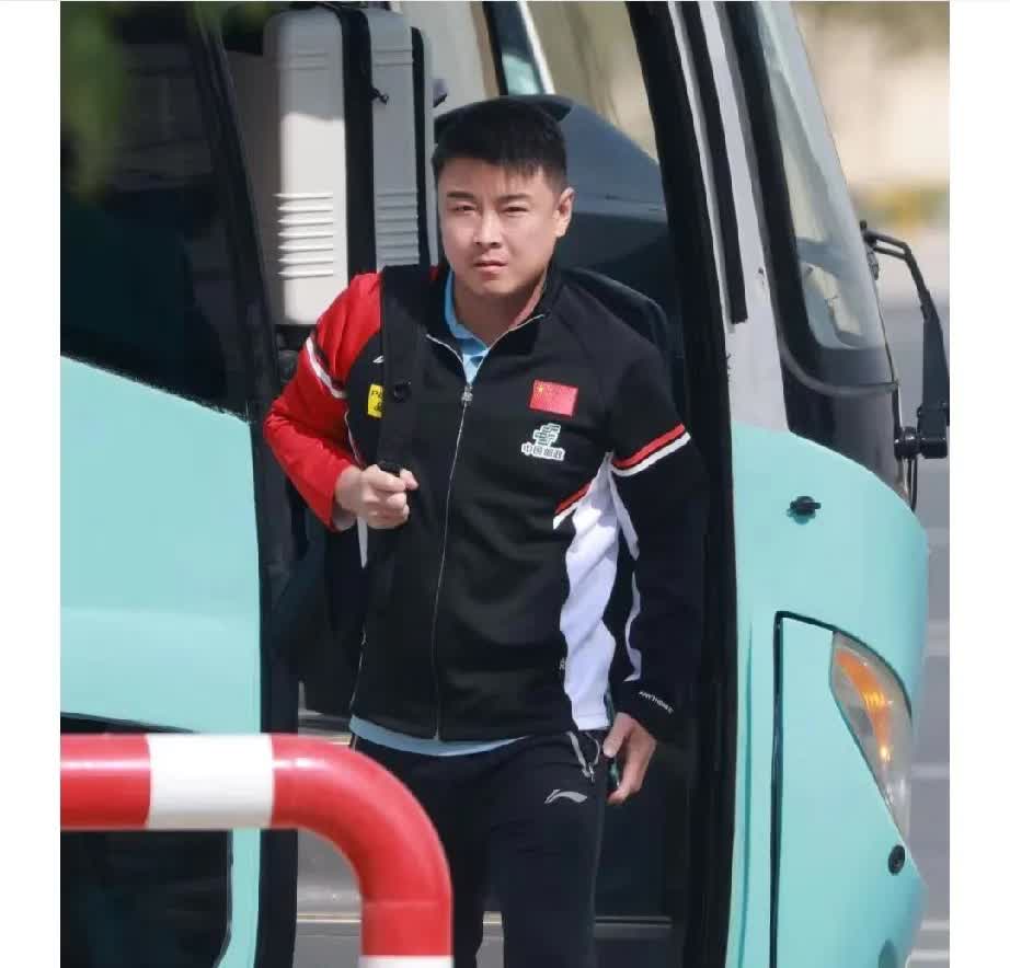 王皓退役后，面临着回原籍安置的选择。可回原籍就得迁户口，老婆孩子都在北京，一家人