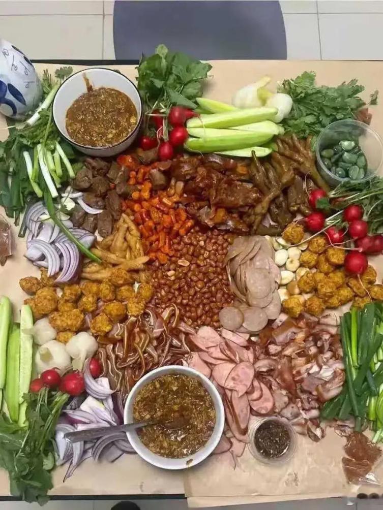 女邻居请我吃饭，全是硬菜啊