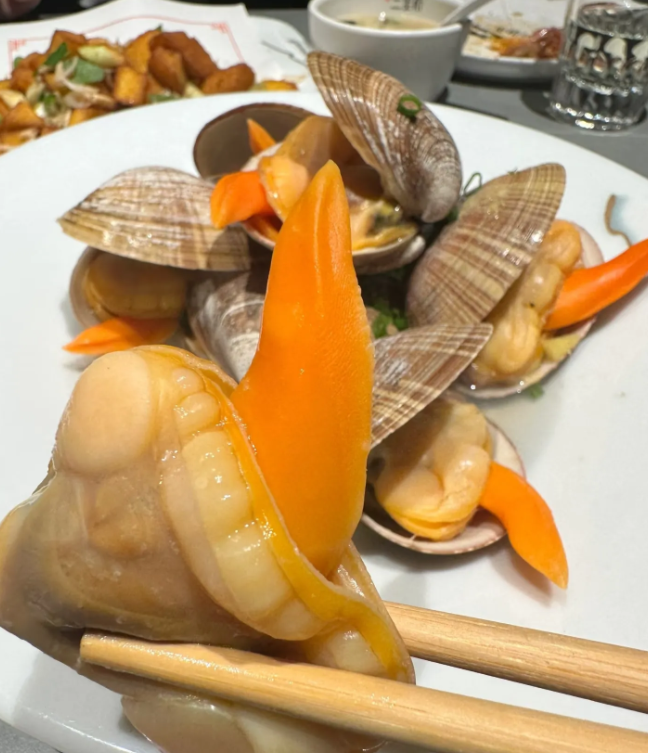 大连海鲜美食真的绝了
我一个南方人吃的都不想回去了
一吃一个不吱声
蒸煮的海鲜
