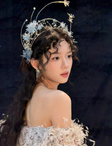 周也这次造型真的美到我失语，轻纱配羽毛肩饰，整个人清润又温柔，完全就是从油画里走