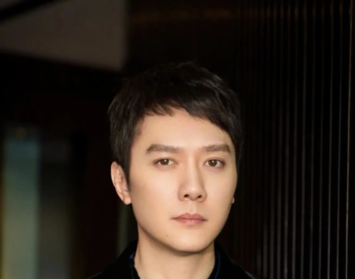 先不说冯绍峰带的女生是不是她女朋友，

我就是单纯有个疑惑，

为什么男