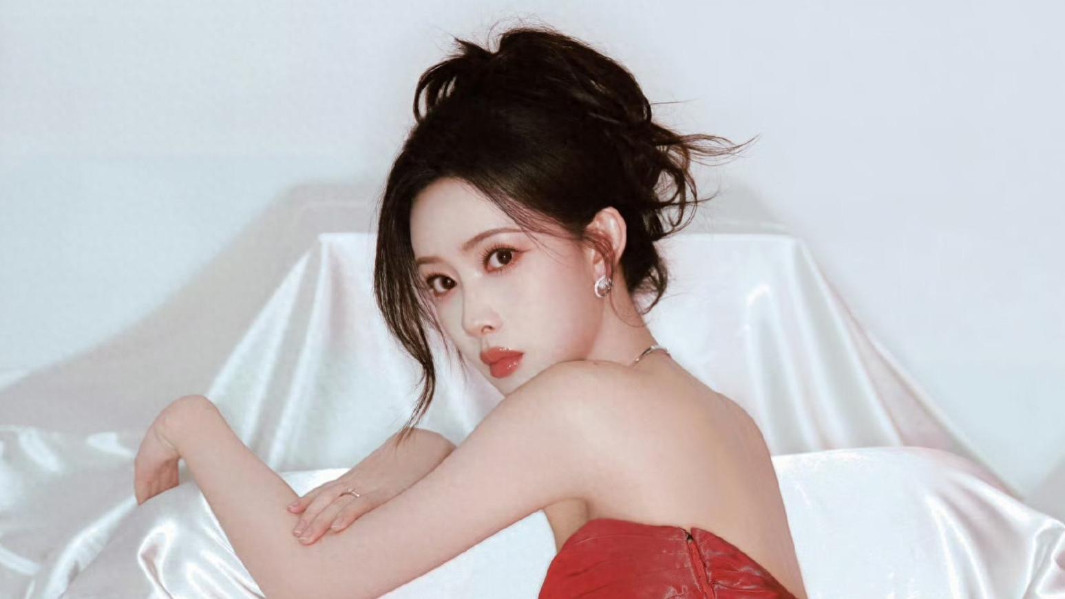 红毯封神名场面！孟子义红抹胸礼裙，细节藏满小心机