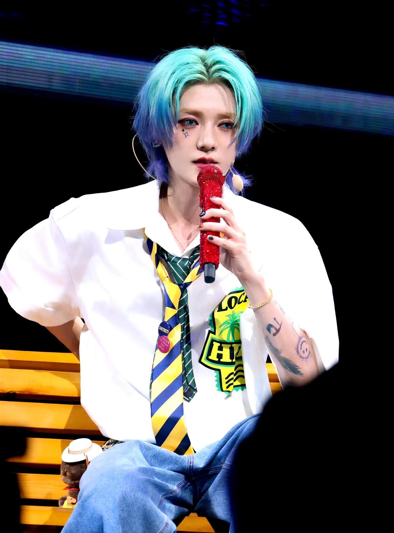 #张雅钦 鹿晗演唱会应援妆# 雅钦终于等到鹿晗演唱会啦！特意化的应援妆超亮眼，每