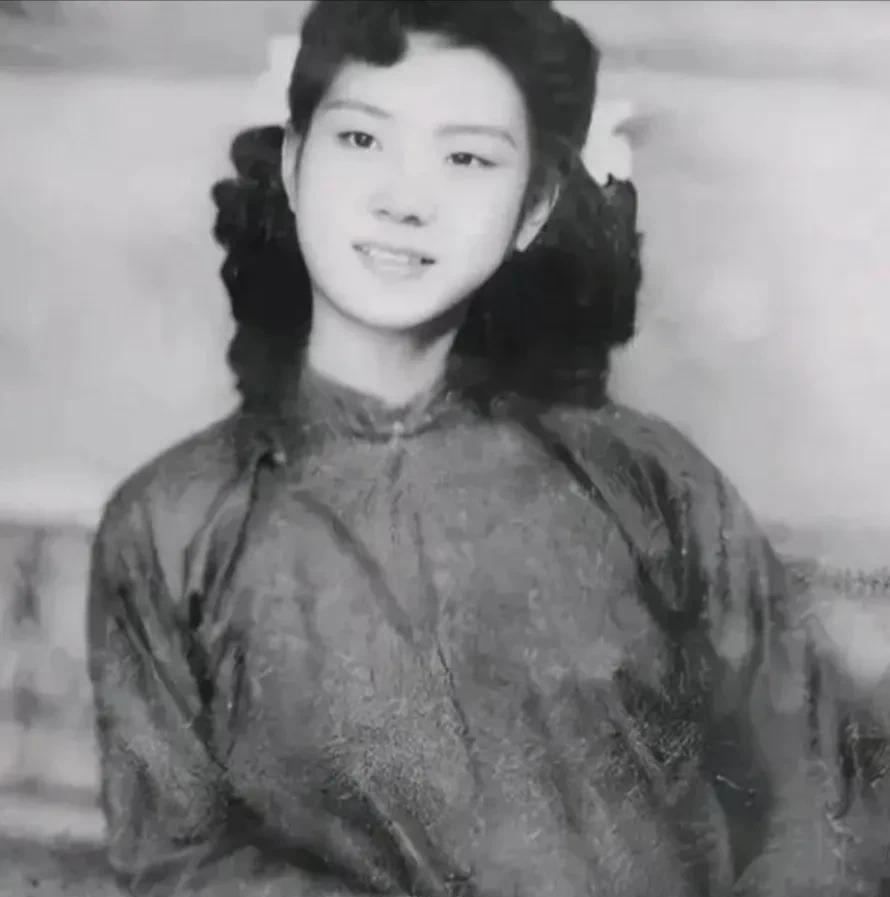 1949年，特务头子毛森，抓捕了一个交际花小姐，审讯时，毛森用刀划开她的衣服，轻