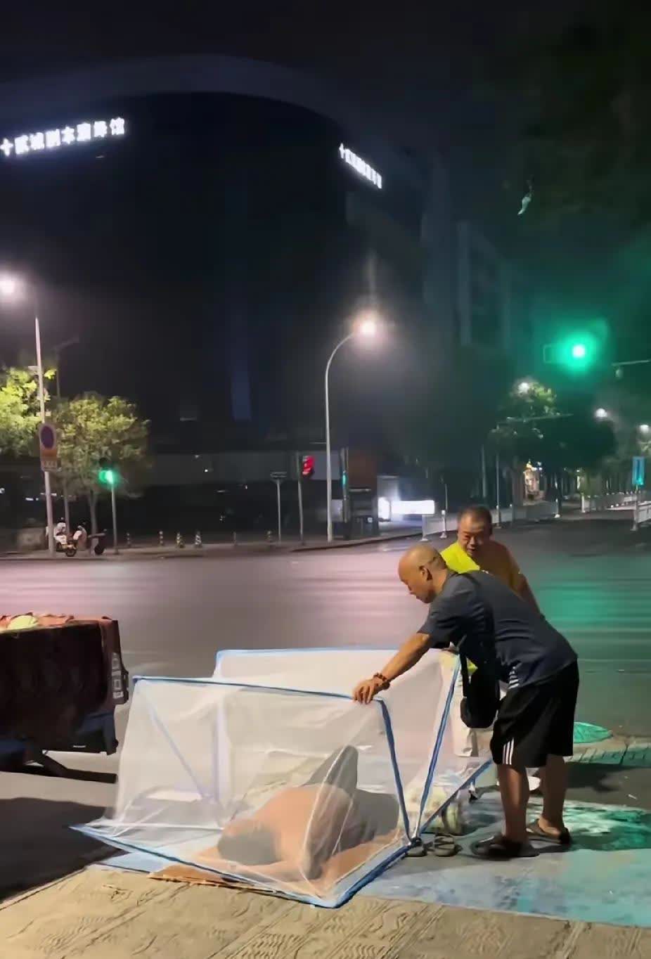 一位瓜农大爷卖西瓜到深夜，街上几乎已经不见人影，由于西瓜没有卖完，大爷就从车上拿