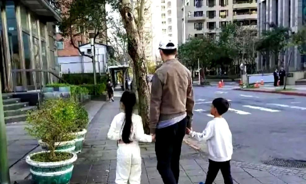 汪小菲和大S家事后续











这瓜看得我一愣一愣的！汪小菲那边鸦雀