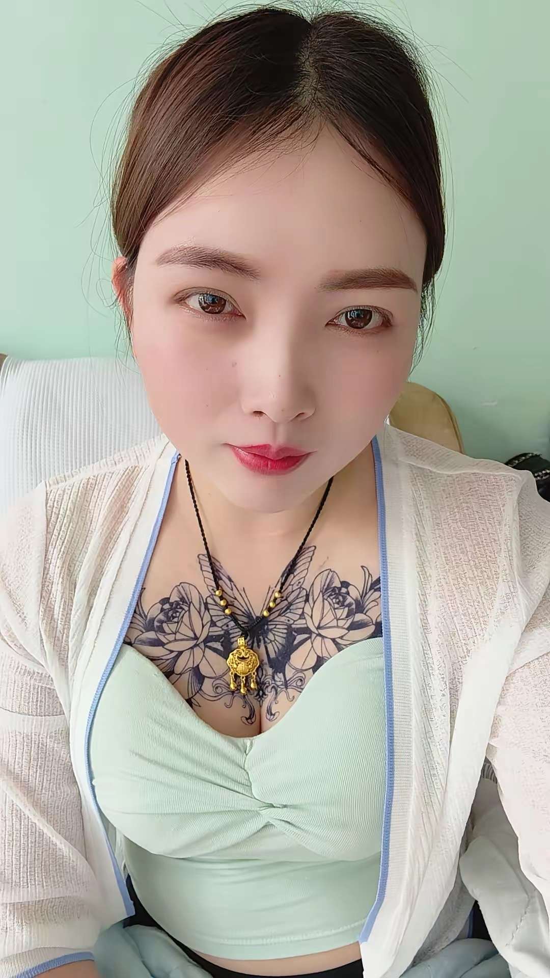 你眼神闪烁说想我, 怎么转身就害羞了