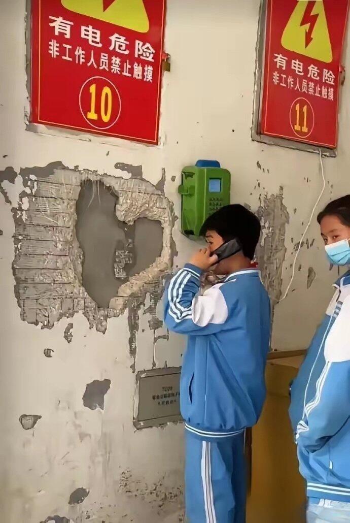 总算明白为啥学校电话亭要装块钢板了 ​​​