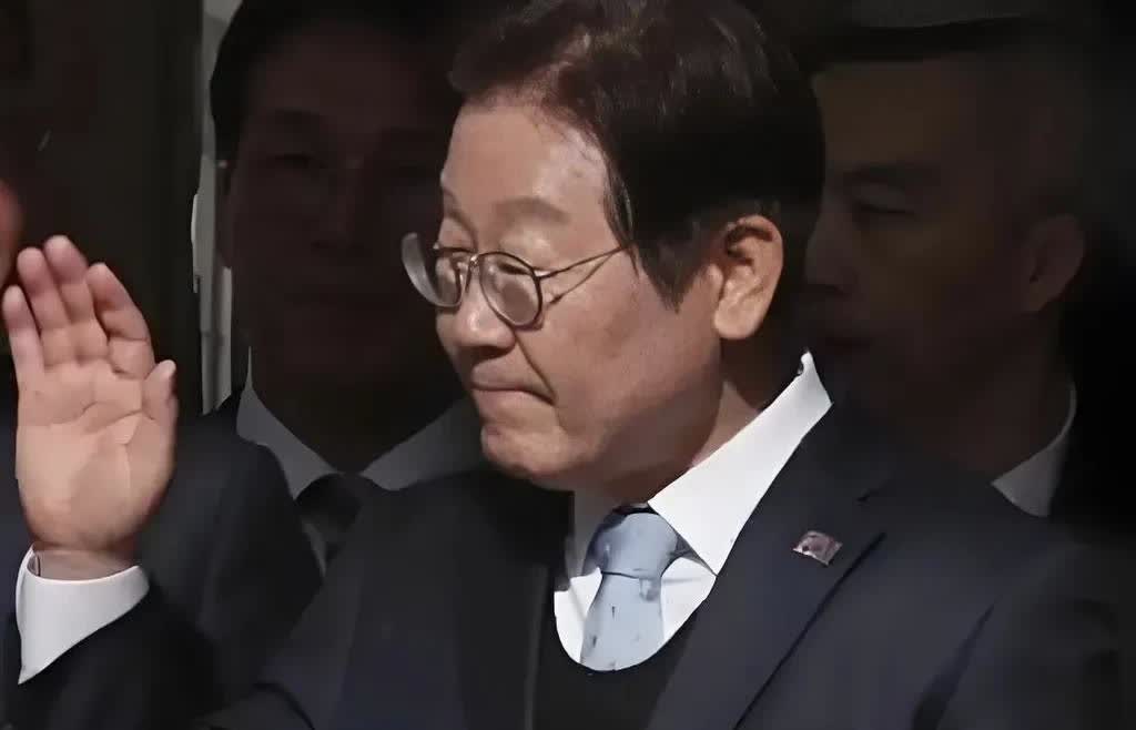 特大消息！李在明遭人袭击成焦点，
目光被他吸引走了！
据悉，27号他去查看火