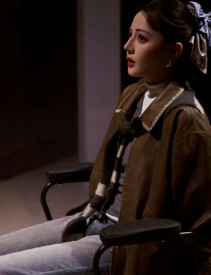 原来迪丽热巴的牛仔裤坐下也会鼓包！
太美了吧…牛仔裤居然能卷到大腿，还能再蹲下！