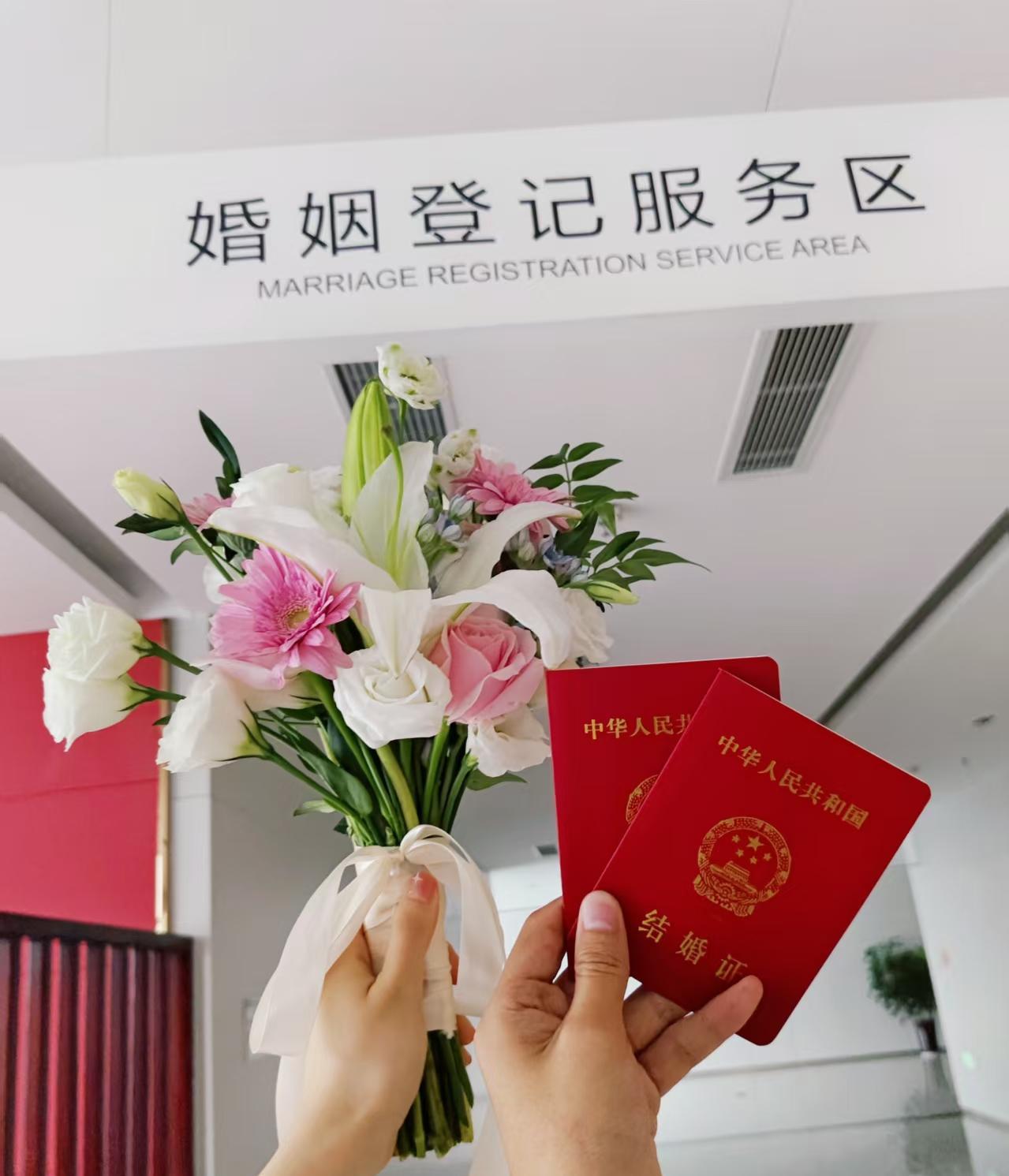 接到区委指示，今年结婚，一切简办，取消婚车，取消婚庆，取消舞台，婚礼必须在酒店办
