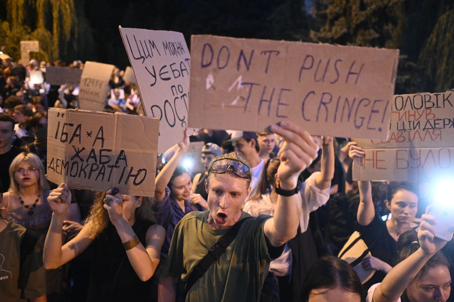 乌克兰总统泽连斯基近日签署了一项法律，削弱了国家反腐机构的“独立性”，这一举措迅