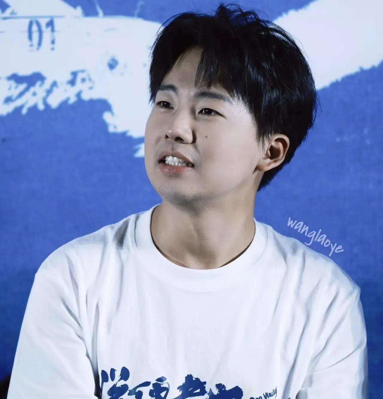 郭麒麟明涵亲爹后妈？

郭麒麟新电影《脱缰者也》热映，宣传时他暗讽郭德纲不希