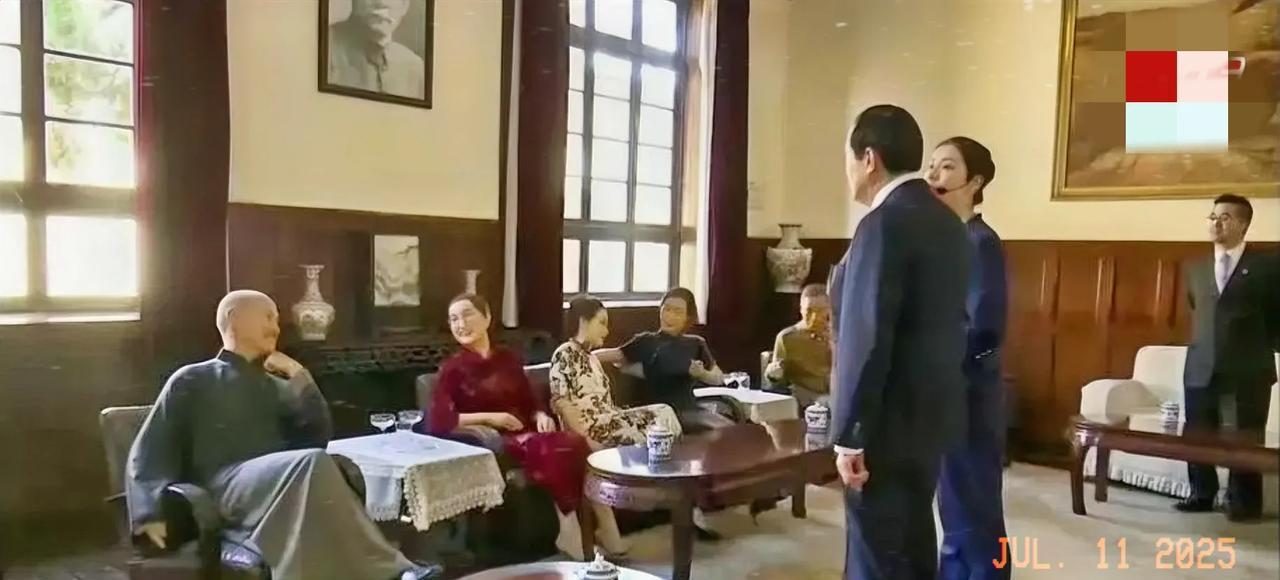 台湾省马英九先生在参观南京总统府时，双目凝视蒋介石宋美龄等人物的腊像，此时他的内