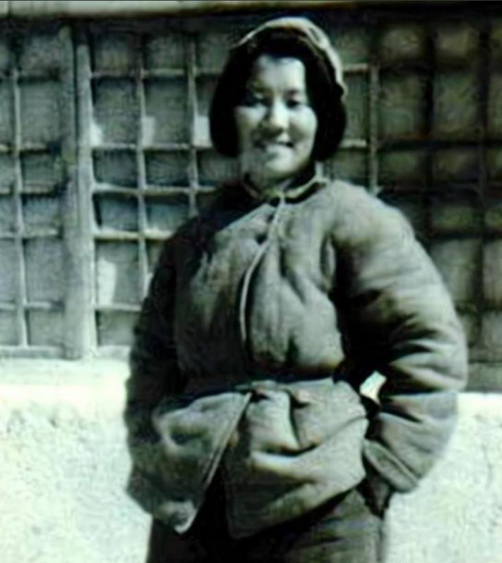1937年，一个地主在家门口竟然碰见了一个年轻的女兵，令他没想到的是，他出于好心