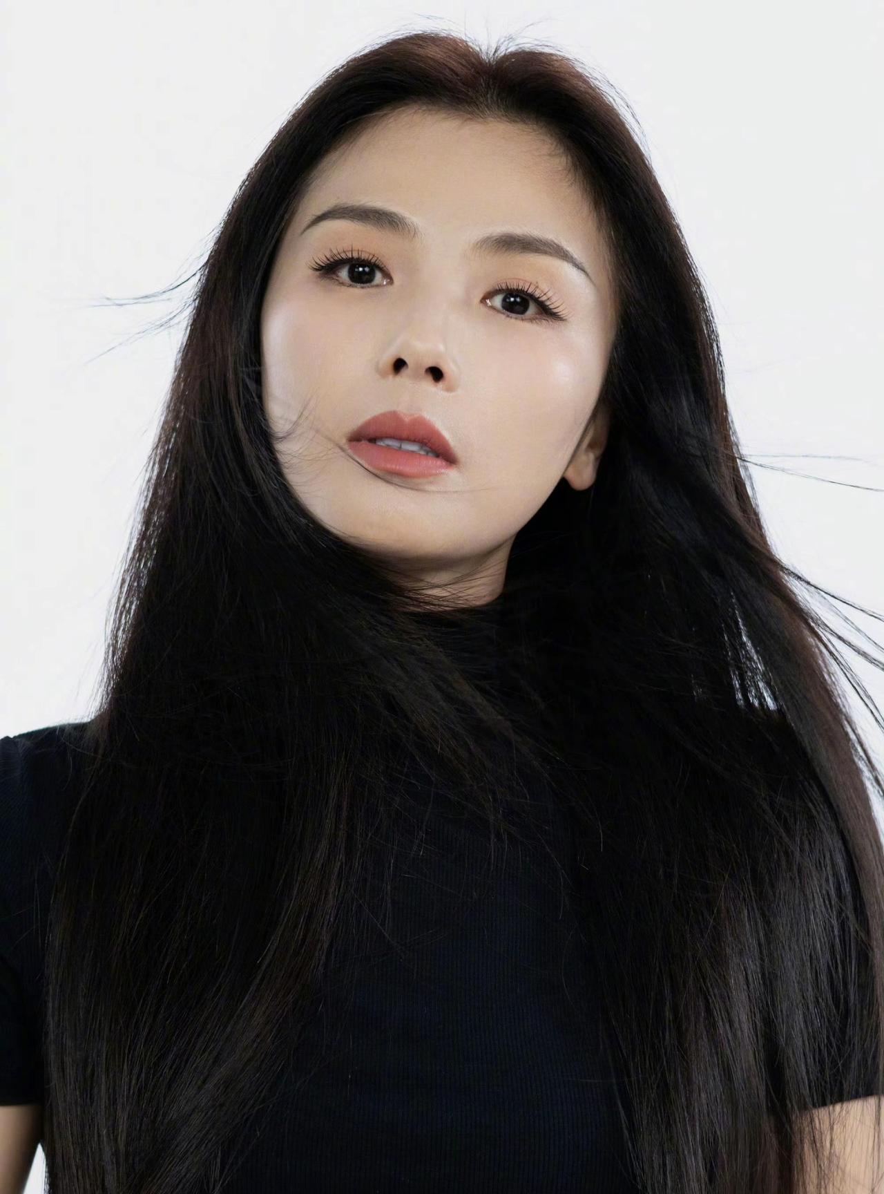 刘涛这黑长直造型又帅又美！
涛姐是吃了防腐剂吗？怎么越来越少女啊！
乌发如瀑衬得