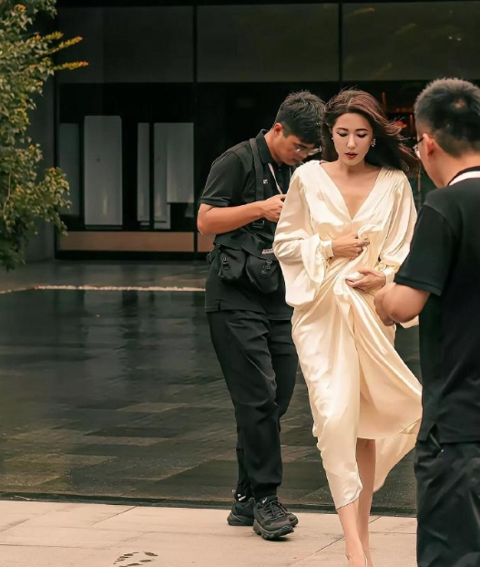 曾黎不愧是中戏几十年难得一见的校花，只可惜吃了不上镜的亏！她是96级明星班（章子