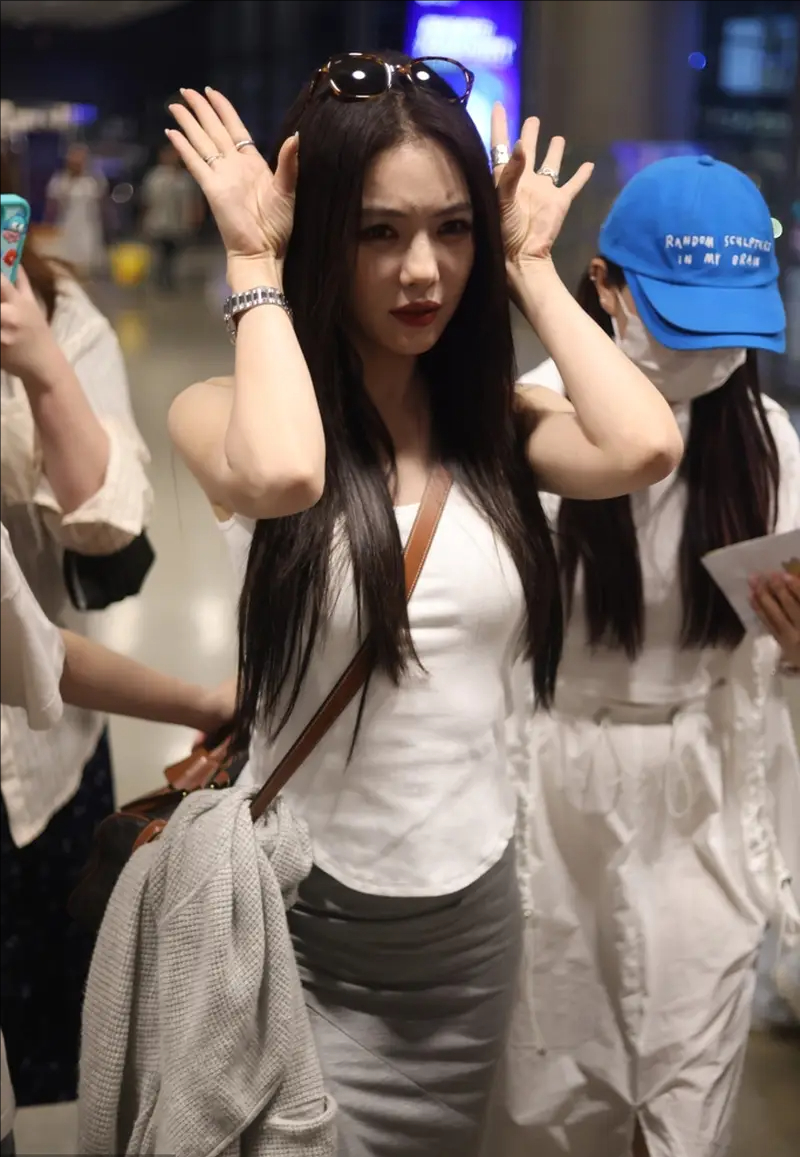 蔡文静上海到达 米白色抹胸上衣搭配灰色半裙时髦轻松
