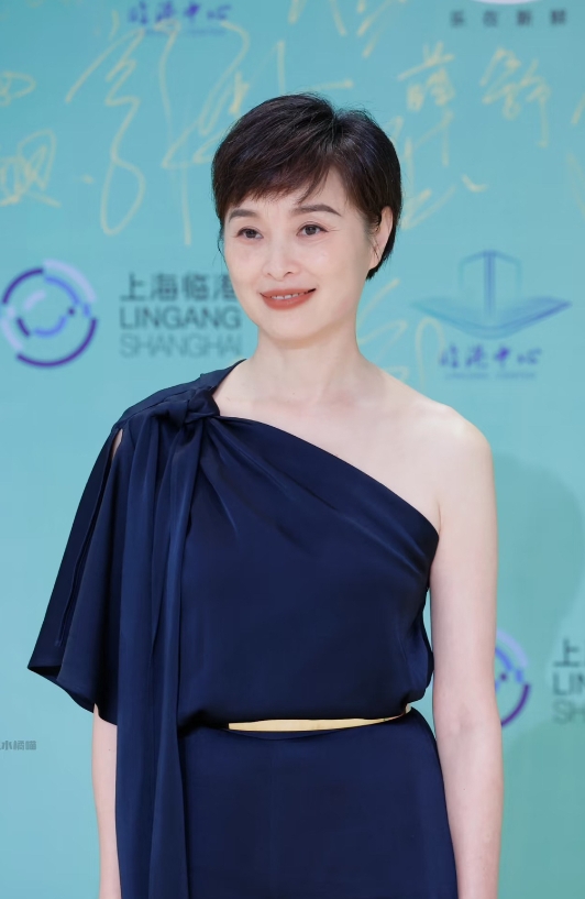 吴越离开陈建斌后，
我以为她会找个年轻帅气的，
也以为会找个事业有成的，没想到她