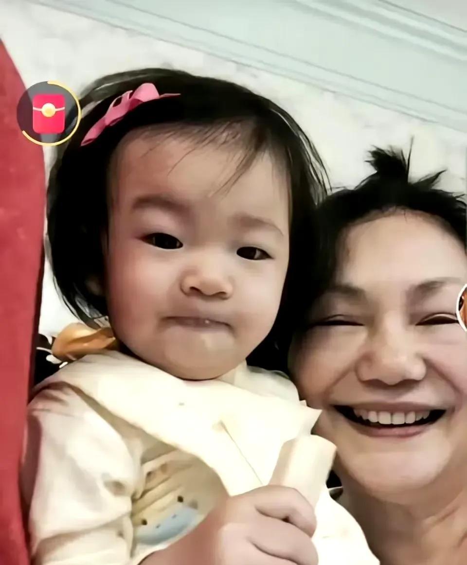 现在似乎没人再把大S的话当回事，孩子们反倒成了大人博弈的工具，太可怜了！
网上又