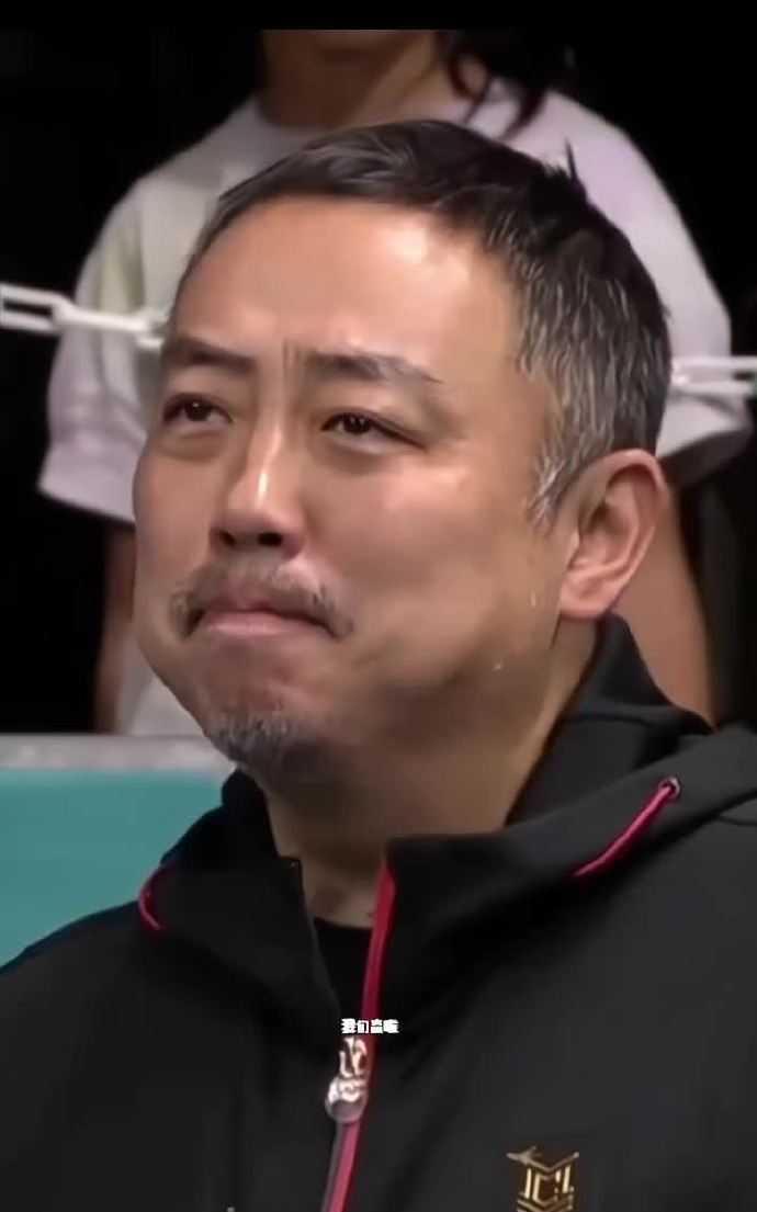 宝子们，瞅瞅刘国梁这一头白发，32年都奉献给乒乓球啦，管理和推广都超成功。从为国