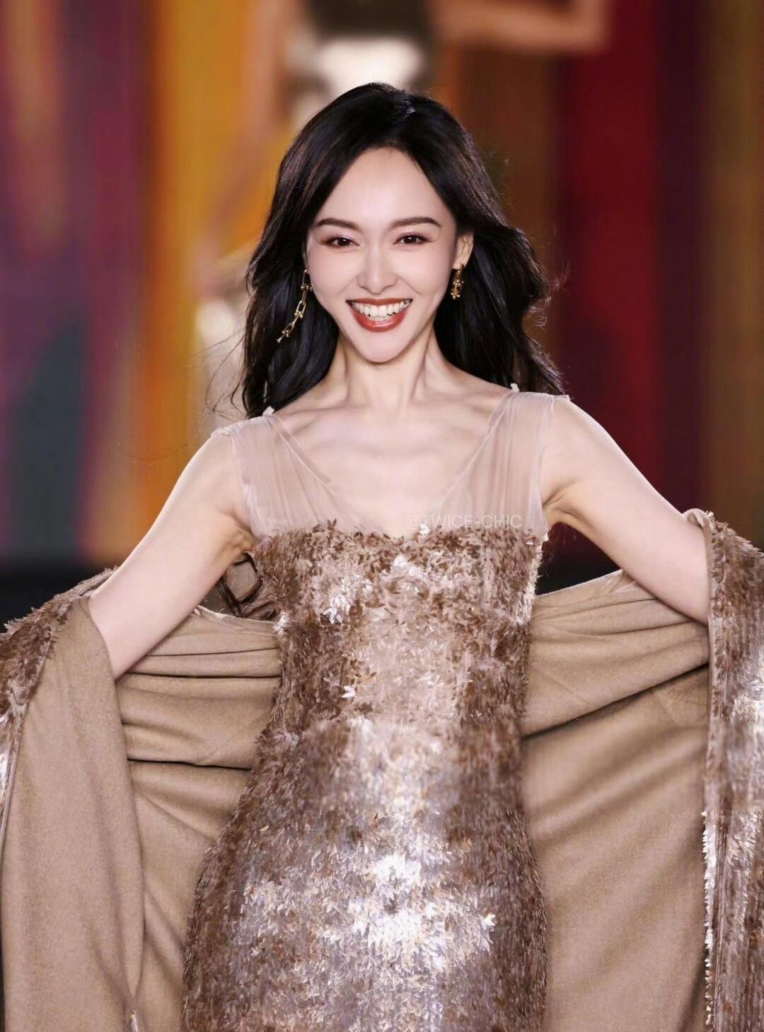 唐嫣工作室！
拜托长点心吧！
以后可千万别给唐嫣接古装偶像剧了！刘诗诗就是活生生
