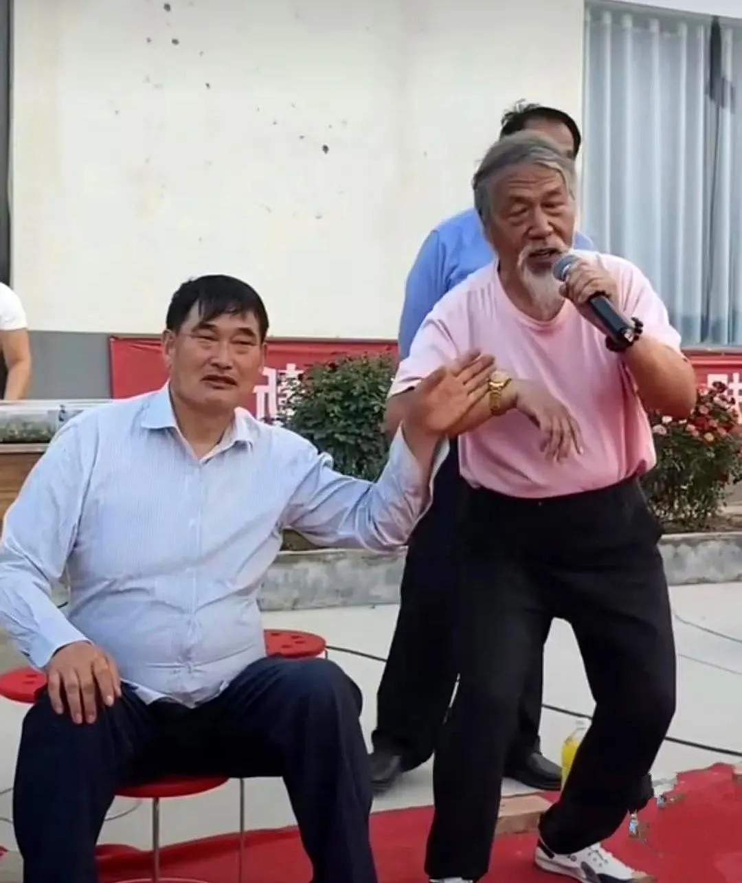 很多人反感朱之文商演，也不是没道理。之前他在甘肃商演，嗓子出问题高音上不去，唱《