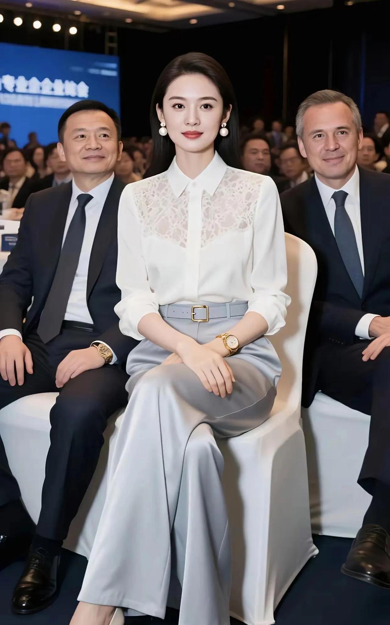优雅不是穿出来的，气质才是关键。
在庄重场合中，她身着白色蕾丝衬衫搭配浅灰阔腿裤
