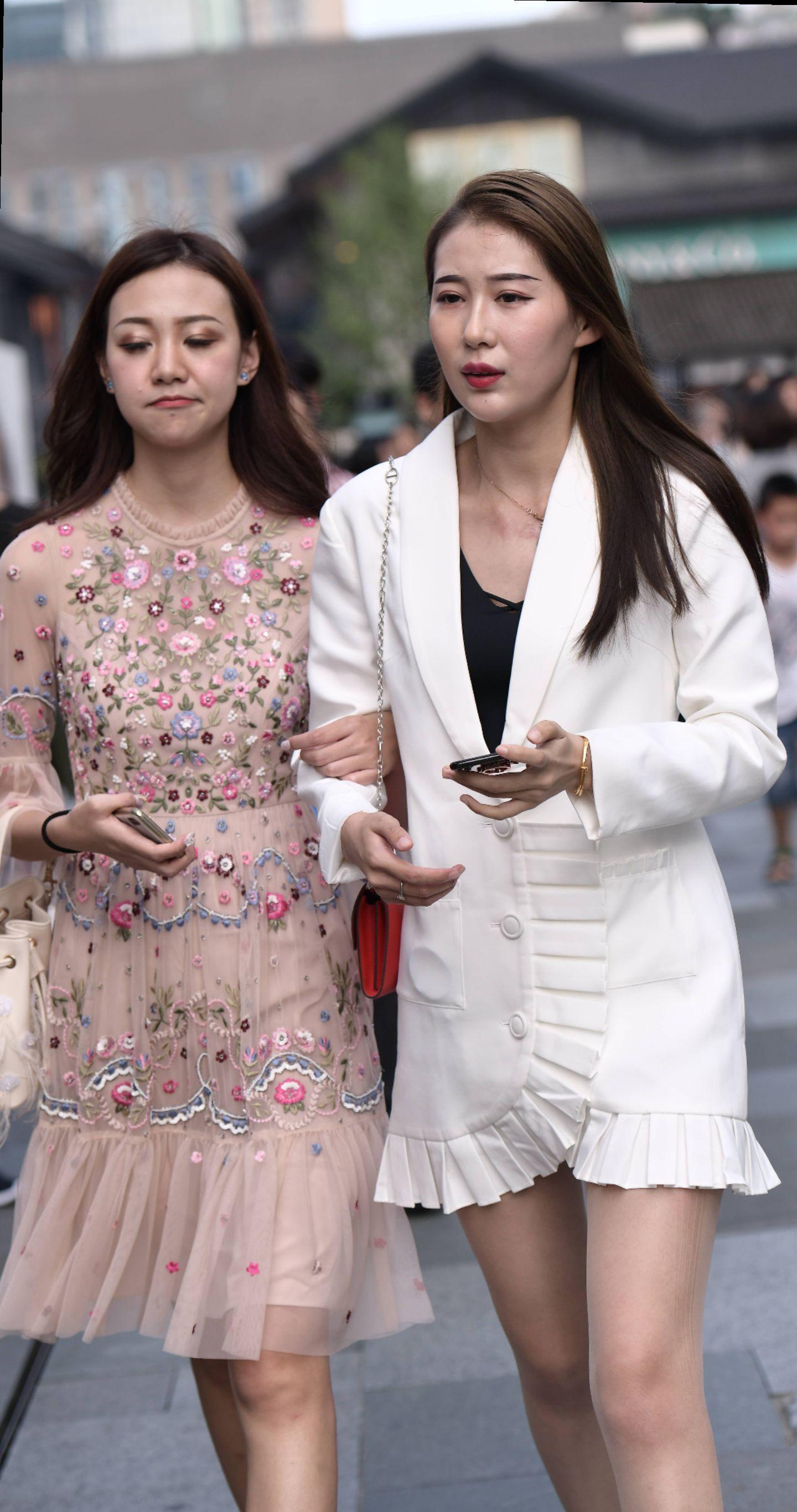 女邻居的狗特别喜欢我，总跑我家门口等她来找。
