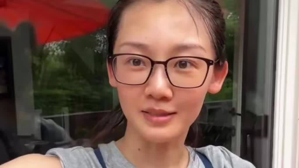 演员苗苗真的是一个怪人，你说她没事业心吧，29岁遇到冯小刚《芳华》，使了九牛二虎