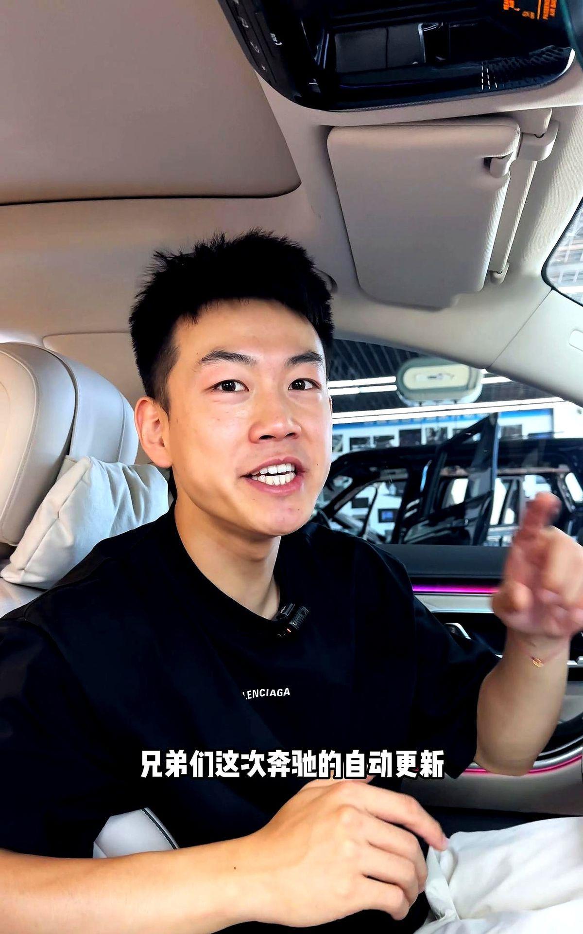 奔驰系统自动升级，导航地图消失。
兄弟们，这次奔驰的自动更新可真是离了个大谱。