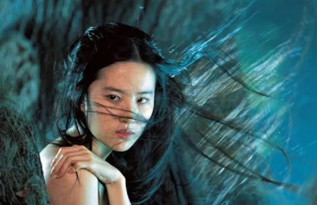 2010年，《新倩女幽魂》有一场戏，被关在笼子里的刘亦菲在挣扎着痛苦呼救，工作人