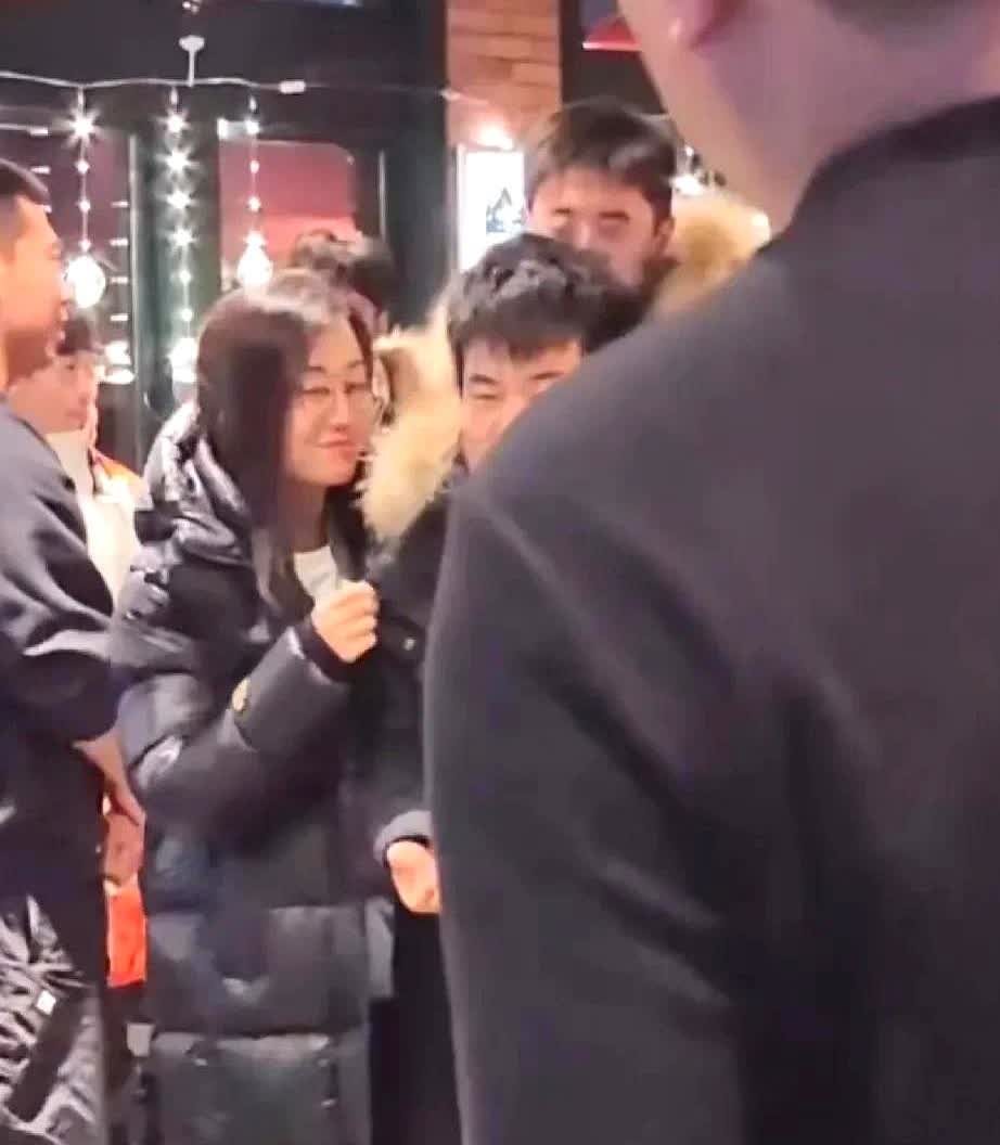 董宇辉只拥抱了潇潇，却没看一眼同样安慰他的韬韬

其实有时候我们只看到聚光灯