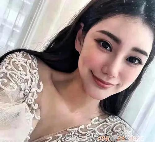 今天是小玥儿十一岁生日。一大早，小梅送来了蛋糕和一条漂亮裙子。
麻六记公司中午聚