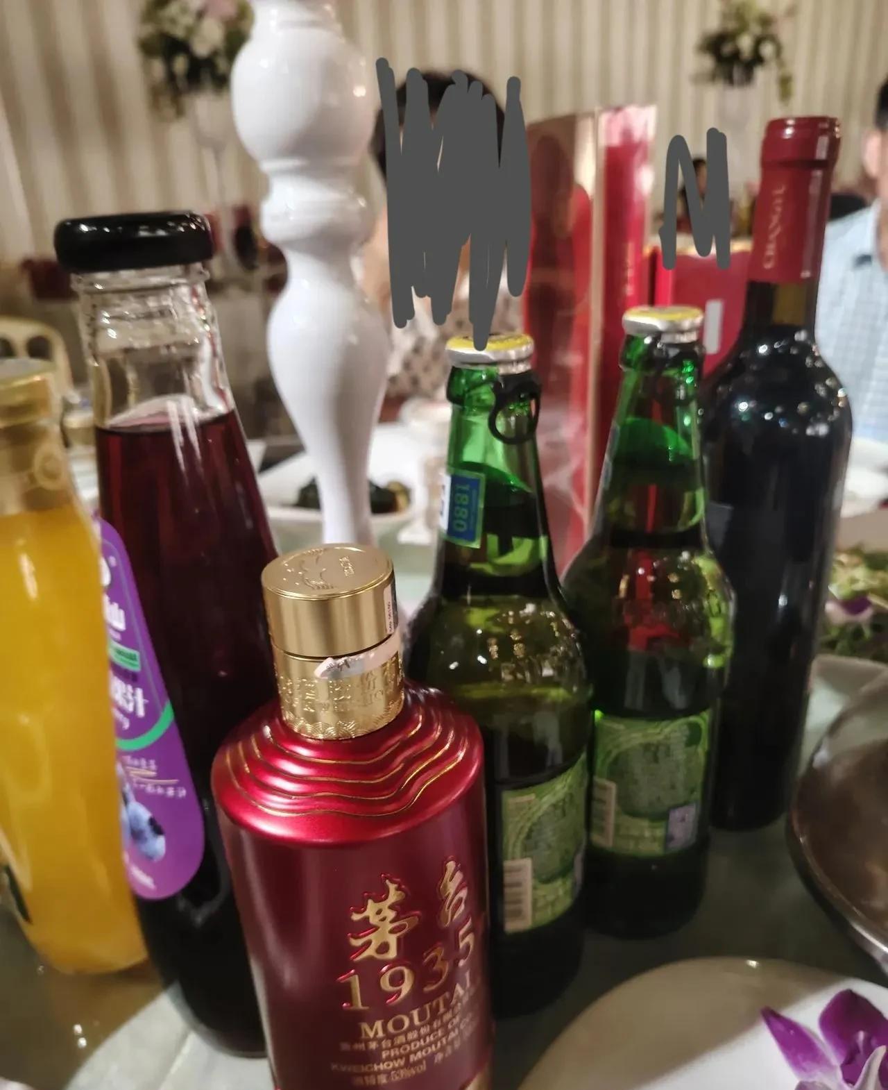 今天在江苏常州某县级市参加了一婚宴，酒桌上的烟酒惊到我了！  



朋友儿子大