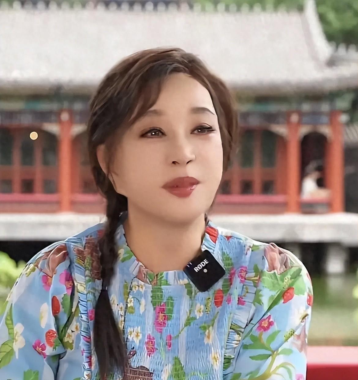 刘晓庆离婚了，记者问她：“您74岁了，为啥还折腾？”刘晓庆哈哈大笑：你说人们爱看