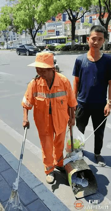 #分享城市新鲜事# 这一幕真的让人心疼与泪目。40度的高温把水泥地板烤得滚烫，可
