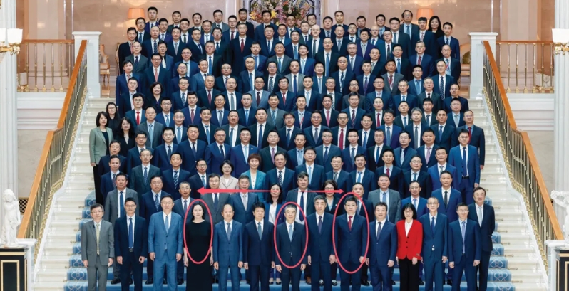 这是华为持股员工代表合影，余承东的站位比孟晚舟还居中，看样子持有不少华为股份。
