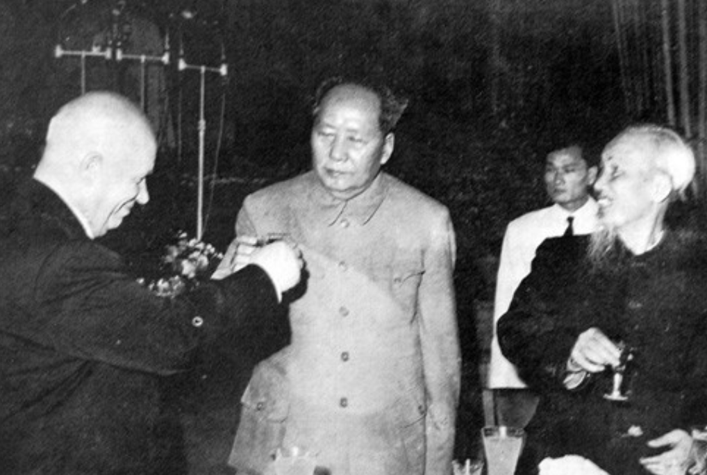 1958年7月31日，毛主席会见了来访的赫鲁晓夫。交谈中，赫鲁晓夫提出由苏联出资
